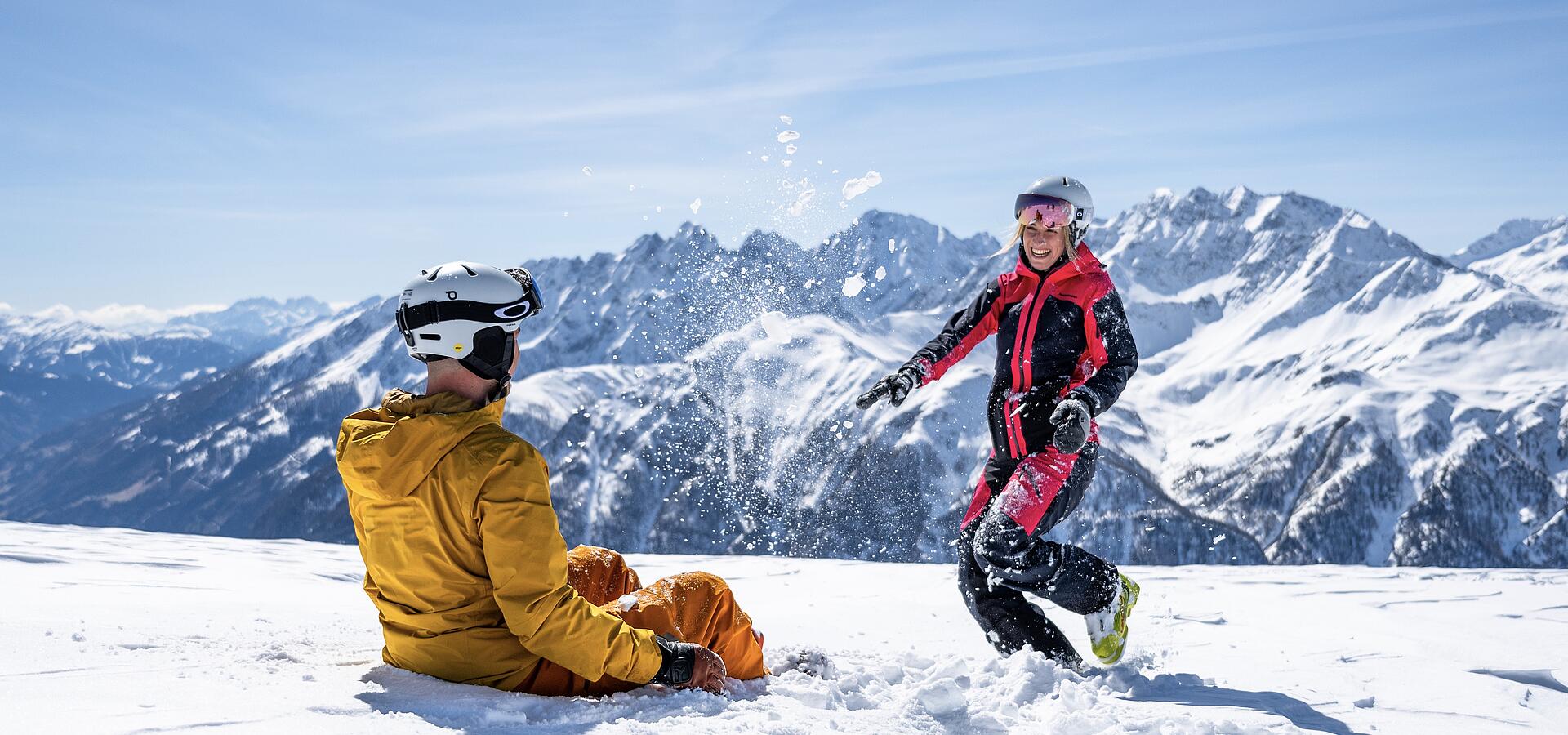 Skispass in Heiligenblut Paerchen beim Spass auf der Piste in Heiligenblut