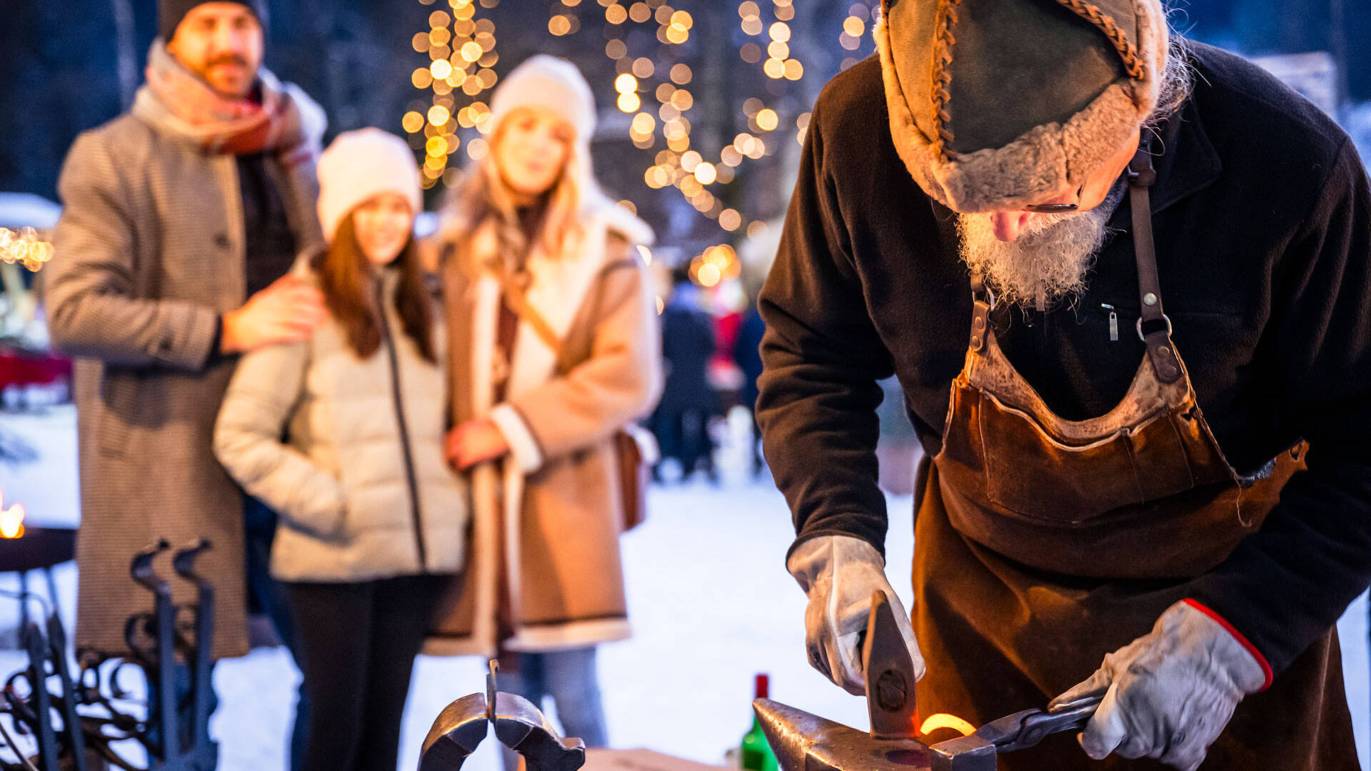 Familie beim Kirchheimer Advent in Bad Kleinkirchheim bei traditionellem Handwerk