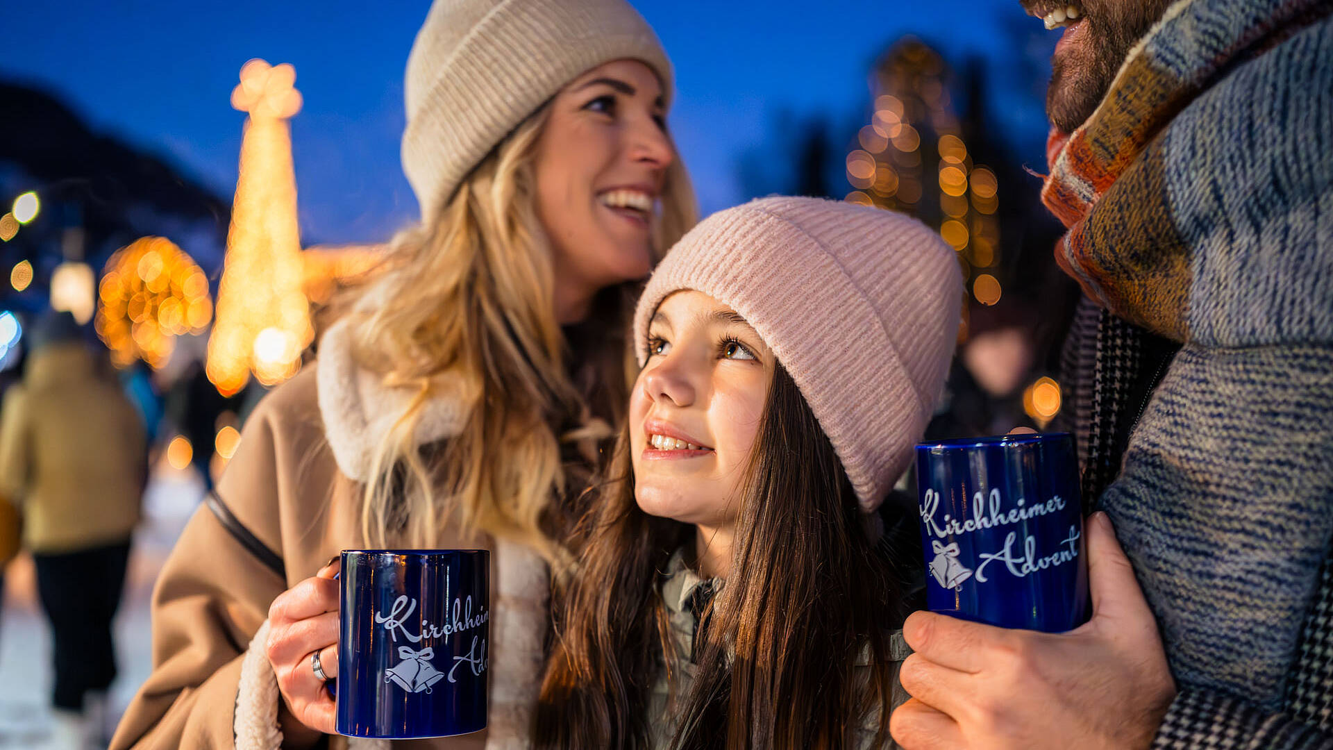 Familie im Weihnachtsdorf beim Kirchheimer Advent in Bad Kleinkirchheim