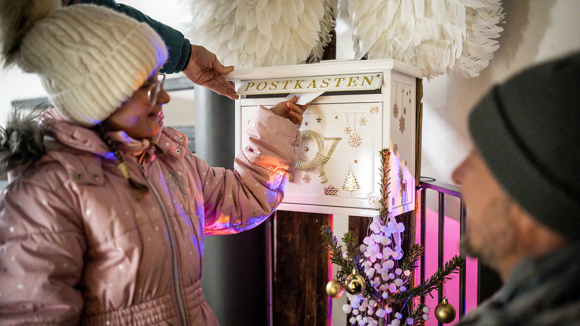 Mädchen beim Christkindlpostamt am Millstaetter Lichtweg im Advent