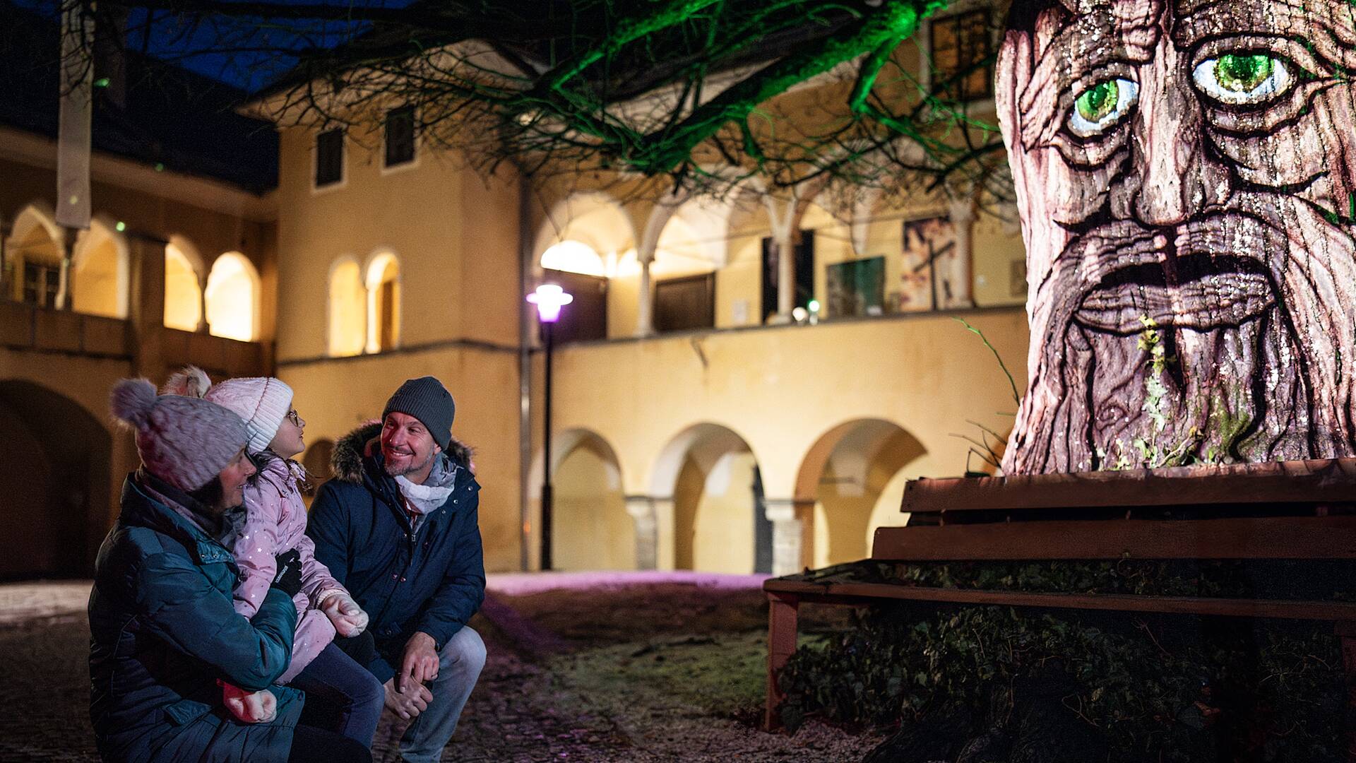 Millstaetter Lichtweg im Advent mit der Familie beim Baum
