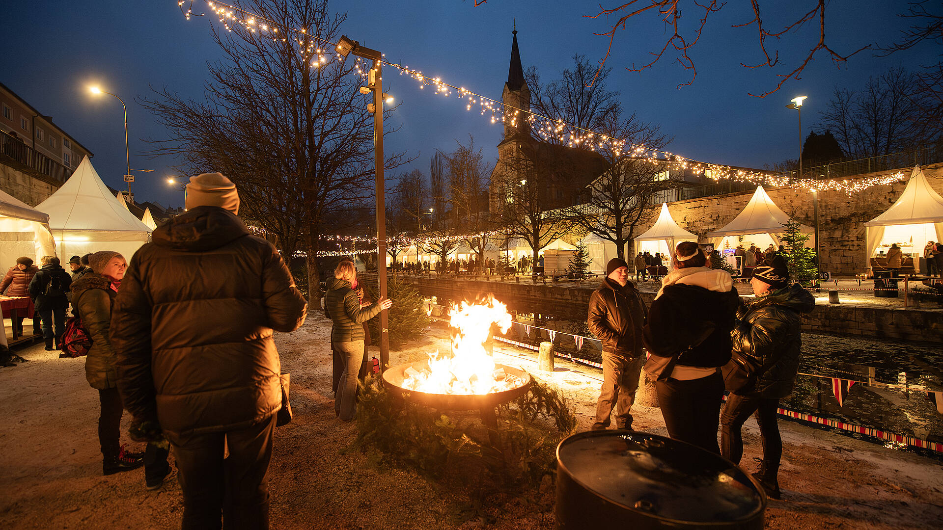 Feuerschale beim Hafenknistern am Lendhafen in Klagenfurt