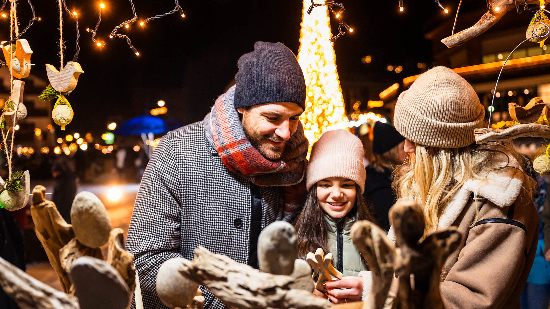 Familie am Kirchheimer Advent im Weihnachtsdorf in Bad Kleinkirchheim