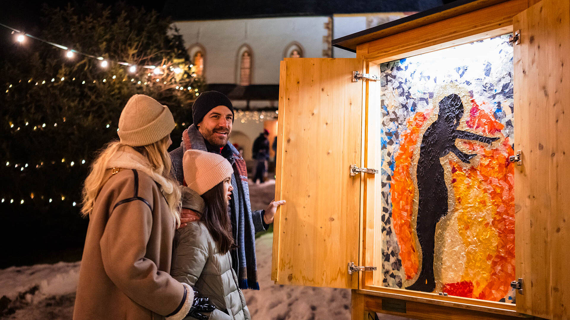 Familie beim Kirchheimer Advent in Bad Kleinkirchheim mit Kunstinstallation