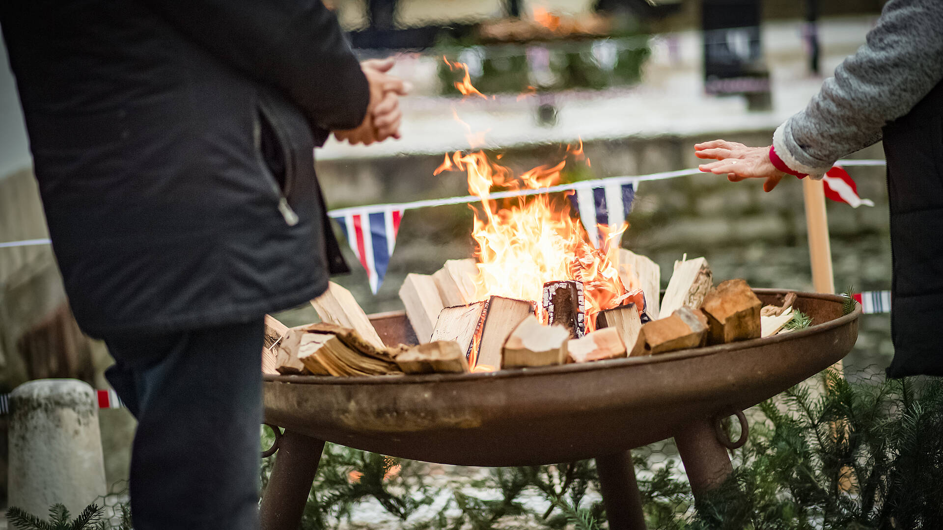 Feuerschale beim Hafenknistern am Lendhafen in Klagenfurt  