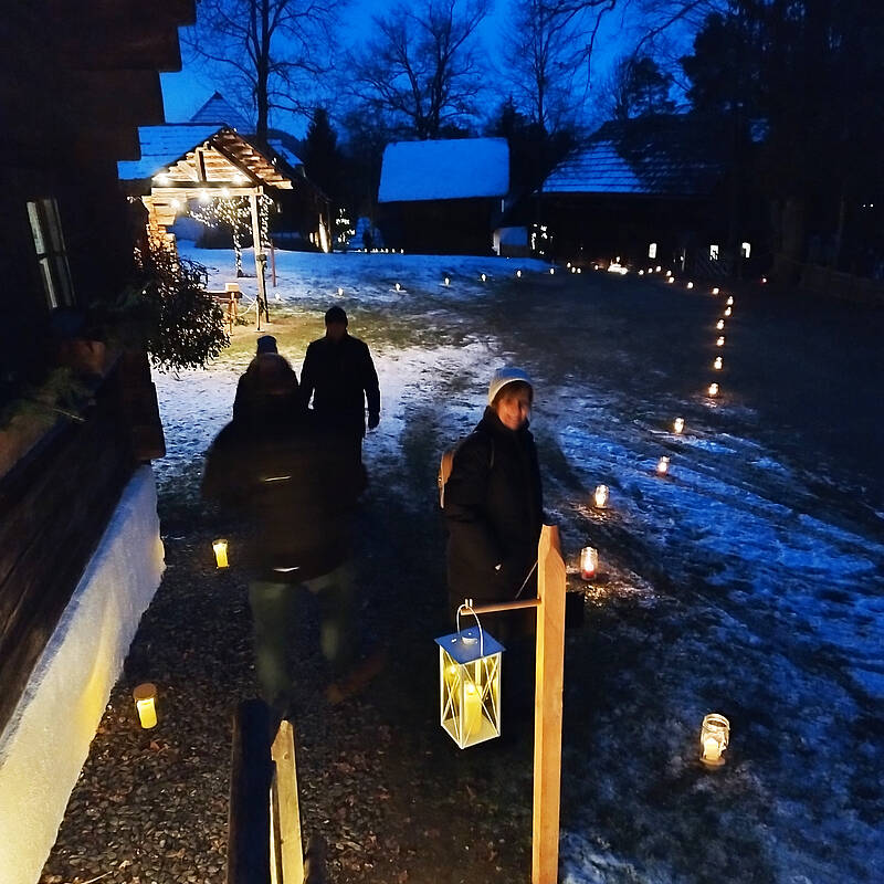 Advent im Freilichtmuseum Maria Saal mit beleuchteten Laternen